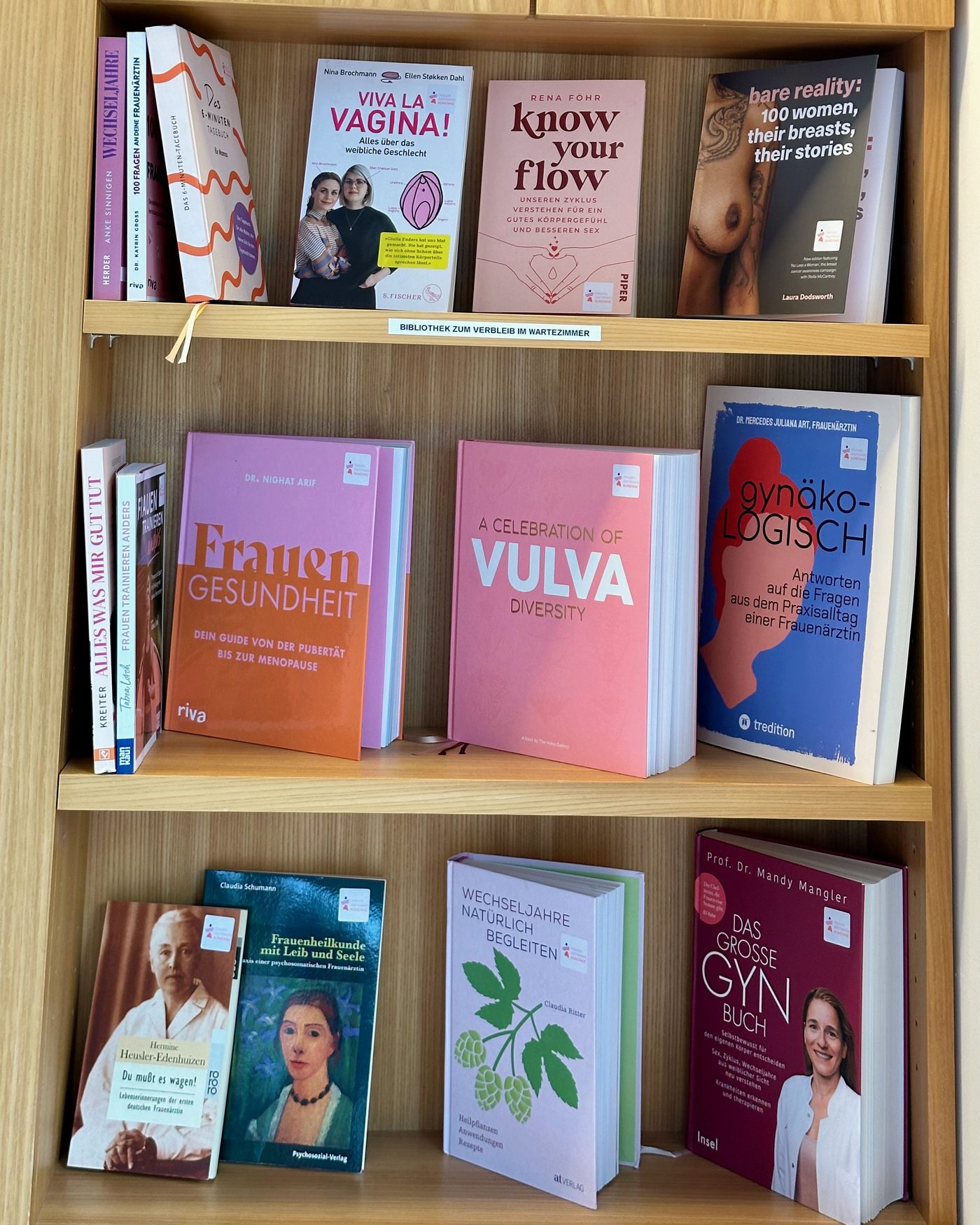 Bücherregal in der Pilotpraxis FRAUEN ÄRZTINNEN KONSTANZ — Fachbücher zu Frauen-Gesundheit