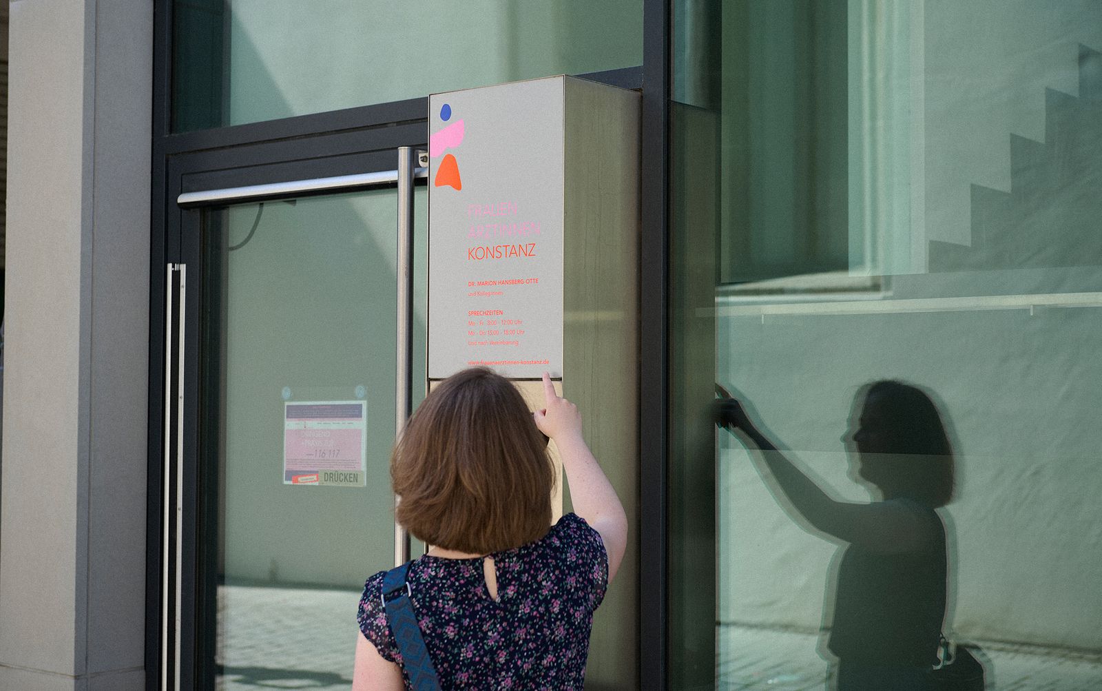 Empfang einer modernen Frauenarztpraxis — Sinnbild für Kommunikation nach allen Seiten
