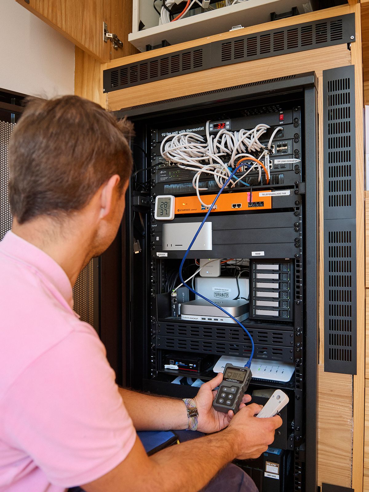 Serverschrank mit Firewall, Server, RAID und Telefonanlage