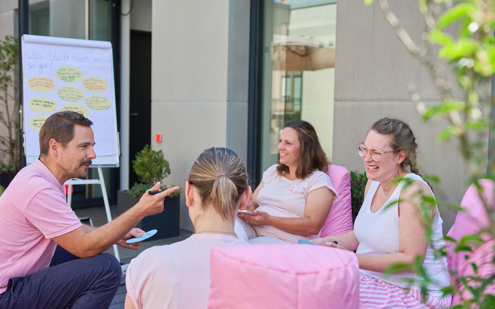 Lachende Workshop-Runde